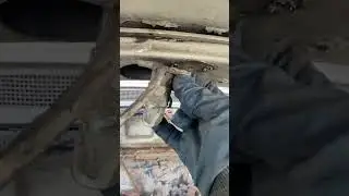 Снятие лампы освещения под капотом ГАЗ 21