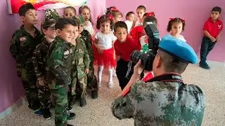 جنود حفظ سلام صينيون من اليونيفيل يدخلون الفرح ألى مدرسة رسمية في جنوب لبنان