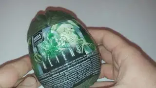 Opening an Aliens Mega Construx Black Series Facehugger Egg [ASMR]