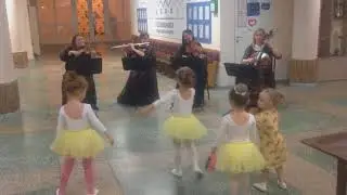 Qreative String Quartet Вход гостей, танцуют  девочки
