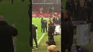 David Moyes pitch side reunion with Fred the Red, Gary Neville, Louis Saha. Oh and Jamie Redknapp!