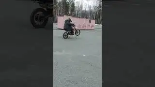 учусь ездить на заднем колесе