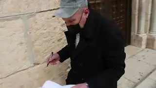 Это Израиль. На могиле Богородицы.