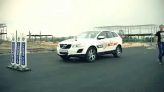 Автомобиль сам останавливается перед препятствием