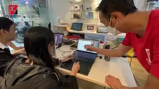 Khách hàng trải nghiệm bảng vẽ điện tử miễn phí tại Showroom Phan Thị