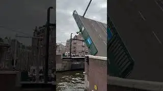 Bridge Opening and Closing in Central Amsterdam
