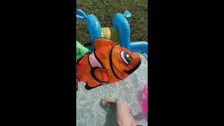 Тема веселое купание в детском бассейне.