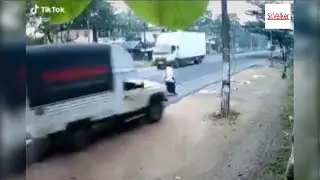 Camión SORPRENDE a persona por la ESPALDA