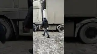Фуры буксуют,не могут стронутся!Большегрузы шлифуют лёд!