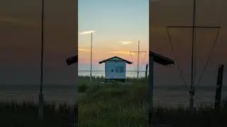 Eine kleine Hütte am Meer