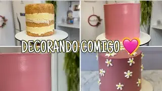 DECORANDO BOLO DE ENCOMENDA COMIGO | BOLO COM MARGARIDAS 🩷 | ROTINA REAL 🥰 | Letícia Borgheti