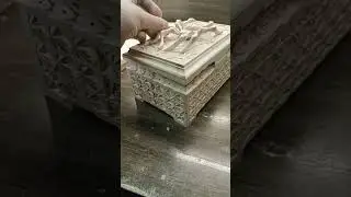 резная шкатулка с объёмным пауком. ручная работа. осталось покрыть лаком.