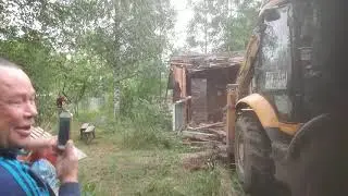 экскаватор ломает дачу