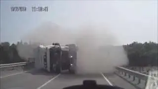 Фура перевернулась на мосту (Vine)