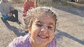 Meryem kar spreyi sıkıyor heryeri bembeyaz yaptı / eğlenceli çocuk videoları