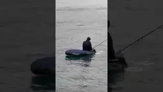 Вот так нужно любить рыбалку! В открытом море в ластах на матрасе!