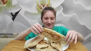 МУКБАНГ КЕФИРНЫЕ ЛЕПЕШКИ С СЫРОМ И ТВОРОГОМ / ДЕНИС НЕ ХОЧЕТ СНИМАТЬСЯ..УВЫ И АХ / MUKBANG TORTILLAS