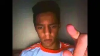 شاهد مادا يفعل بإصبعه :o