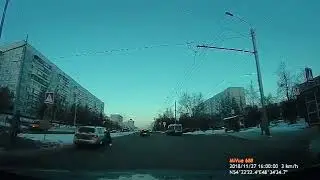 Женщина чуть не сбила ребенка на пешеходном переходе...