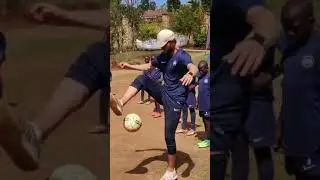 Yosh futbolchilardan dribling