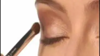 How to Apply Eye Shadow - Clinique Eyeshadow Powder