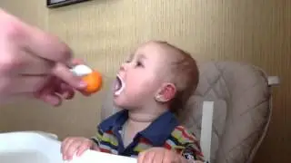 Хороший способ накормить ребенка! Папа молодец, догадался