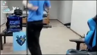 чел радуется а потом грустит