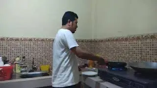 Cara membalik martabak telur