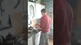 Мурат моет посуду 8 марта ))