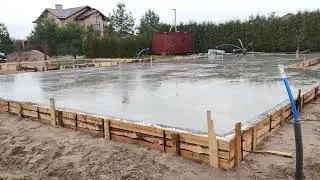 Монолитная жб плита 310м2 через двое суток после заливки