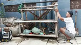 Memperbaiki tempat perkakas yang terbuat dari bambu di halaman rumah