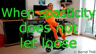 Mit Tetraspastik im Rollstuhl Hochdrücken (Pushing myself up in the wheelchair with spasticity)