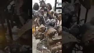 Крутой байкер и крутой гараж.