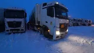 Сильная метель на УРАЛЕ, добираемся 3 дня до Озерска. Коллега застрял помогаем чем можем