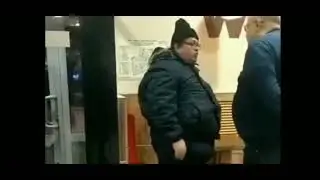 Молодой человек вежливо просит бургер и ждёт #бургеркинг