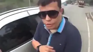 Мужик на дальнобойщик унизил быка на джипе  Разборки на дороге