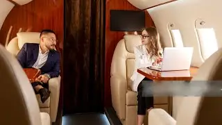 محامي جلس بجانب مراة جميلة في الطائرة ولكن حث شيء ما