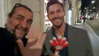 The Bold and the Beautiful Liam Spencer alias Scott Clifton a Roma saluta i fan col Salutatore