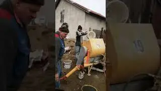P 13 Tencuiala tradițională la DAROV La costel