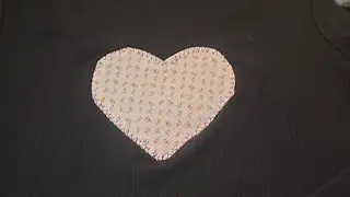 Camiseta de corazón con máquina de coser
