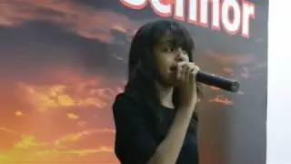 Karen Paixão com 12 anos interpretando a musica hey pai