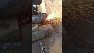 Anda bisa melihat bagaimana para perajin melaksanakan pemotongan logam besi 