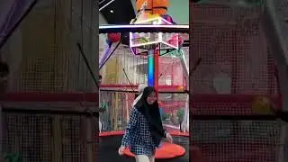 Yang suka lompat-lompat pasti Happy deh kalau nemu trampolin... 😁