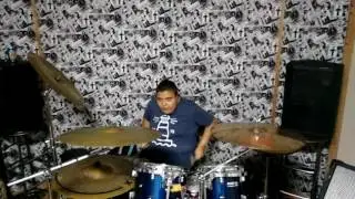 Eu tocando bateria