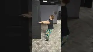 Приседания , держась за дверные ручки