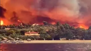 Yunanistan’ın Evia adasında büyük yangın 7 gündür devam ediyor ada boşaltılıyor