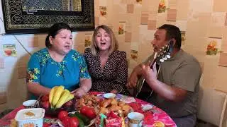 «Электричка» Апина поют муж, жена и дочь(в серединке).Казахи поют под гитару! Российские казахи.