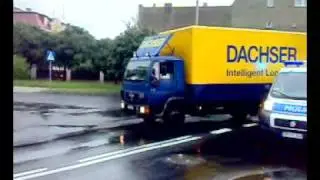 Zawracanie MAN-a 24.08.2011 z powodu zablokowanego przejazdu przez wode