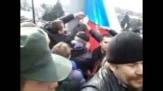 В Керчи во время митинга подняли флаг России и проголосовали за отставку мэра (01.03.2014)