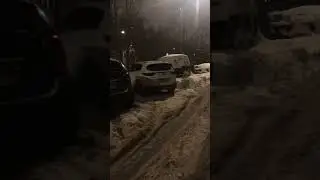 Паркуются как получилось. НЕ ОСУЖДАЮ 